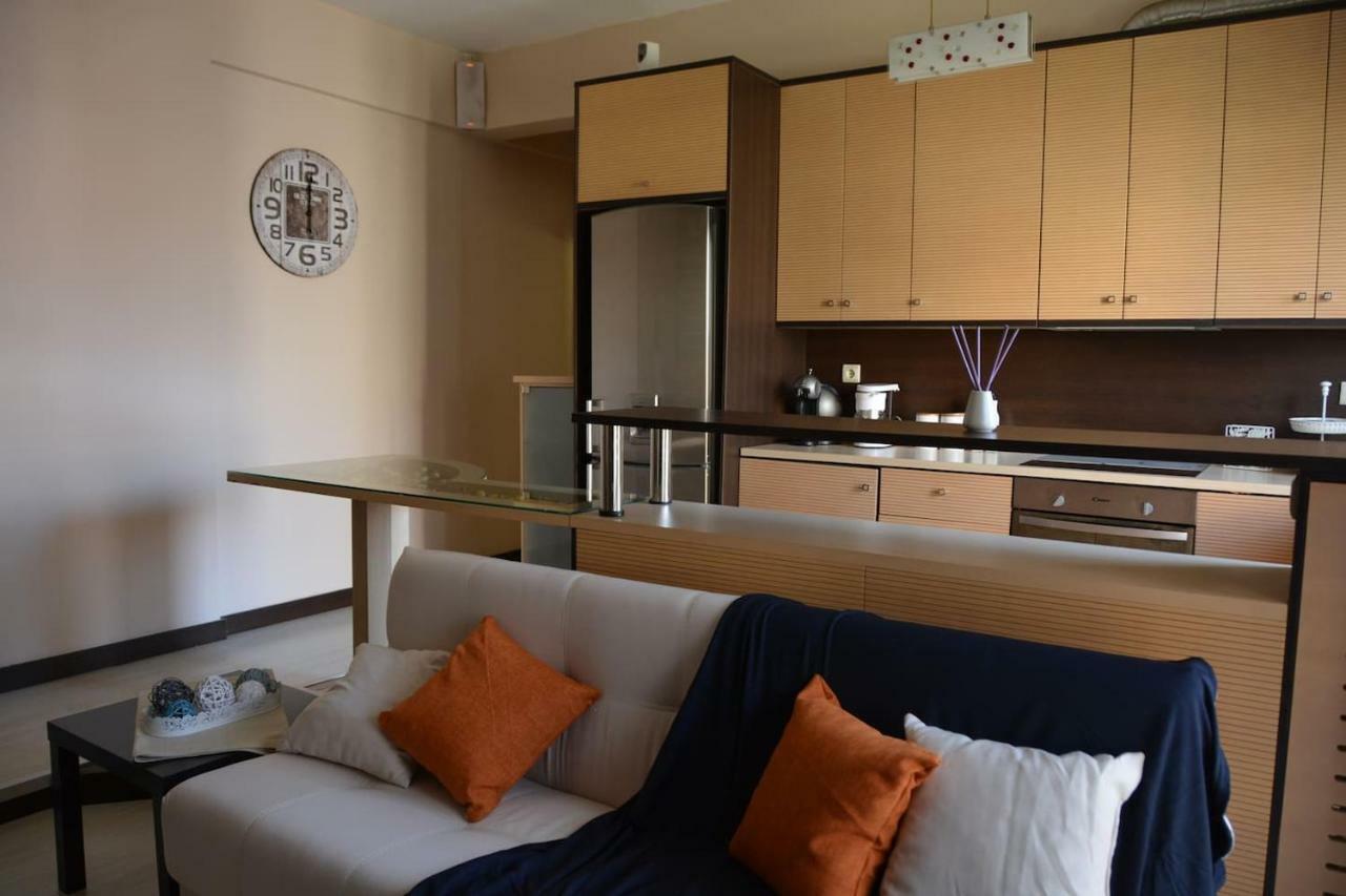 Modern Apartment, 5΄ Walk From Central Metro Station Athena Bagian luar foto