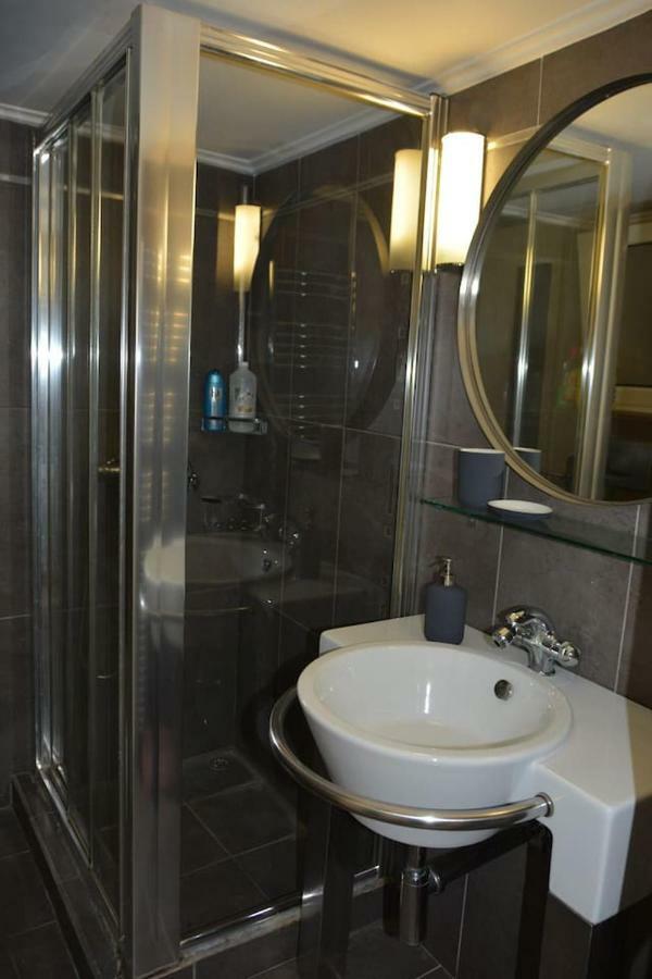 Modern Apartment, 5΄ Walk From Central Metro Station Athena Bagian luar foto